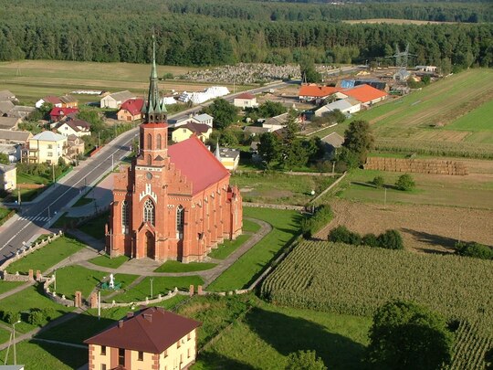 Panorama miejscowości Poświętne z kościołem