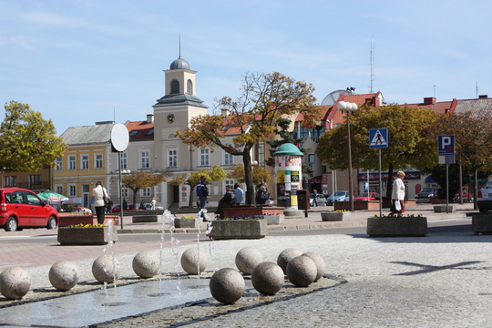 Stary Rynek w Łomży. Na pierwszym planie fontanna