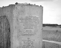 Ilustracja do artykułu A-438_Mogiła-pomnik,_na_cmentarzu_żydowskim,_1941_Jedwabne_B&W.jpg
