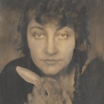 Ilustracja do artykułu Olga Niewska z królikiem około 1930r., wł. Muzeum Narodowe w Warszawie.jpg