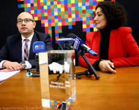 Z lewej marszałek województwa Artur Kosicki, z prawej Magdalena Łyżnicka-Sanczenko, dyrektor Departamentu Współpracy z Zagranicą i Promocji za stołem konferencyjnym