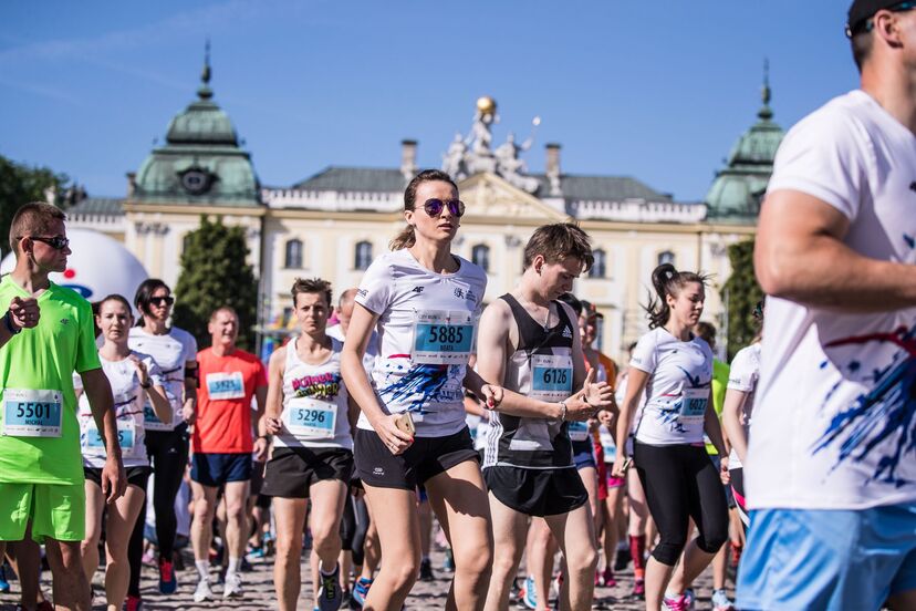 Uczestnicy półmaratonu w biegu. W tle Pałac Branickich.