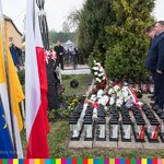 Wicemarszałek województwa i radny wojewódzki podczas składania kwiatów pod pomnikiem w Olendach 