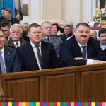 Wicemarszałek województwa i lokalni samorządowcy w ławkach podczas uroczystej mszy