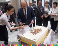 Gala Podlaskiej Marki -marszałek województwa kroi okolicznościowy tort
