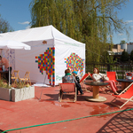 Taras festiwalowy z namiotem i leżakami dla uczestników