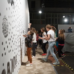 Dzieci podczas warsztatów festiwalowych, przy interaktywnej ścianie