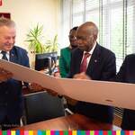 Wizyta ambasadora Angoli, wicemarszałek przekazuje ambasadorowi tekę ze zdjęciami z Podlaskiego