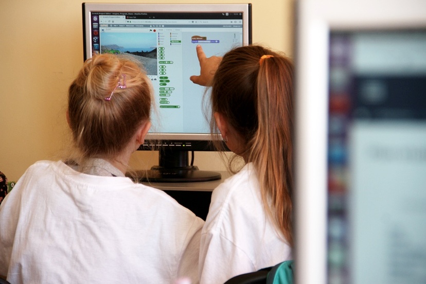 Konkurs Dżemik-2018 , dwie dziewczęta przy komputerze.