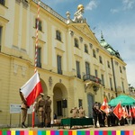 Podniesienie flagi RP na maszt uroczystości na dzidzińcu Pałacu Branickich 