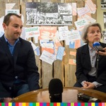 Od prawej: Elżbieta Iwaszko, autorka wystawy oraz współautor Krzysztof Kossakowski podczas konferencji prasowej. W tle na ścianie ulotki i plakaty.