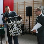 Prezes Huzara przekazuje marszałkowi koszulke klubową.JPG
