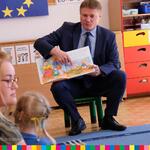 M. Malinowski czyta bajkę dzieciom w przedszkolu nr 26