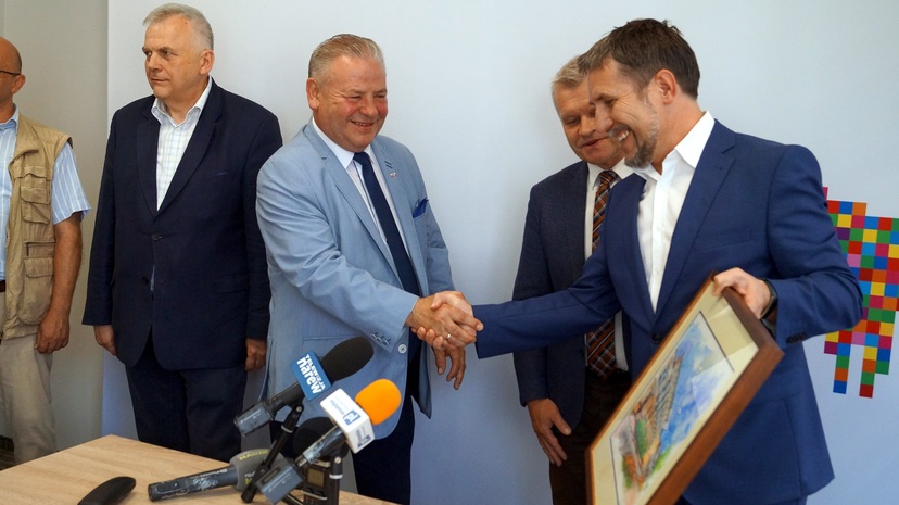 Wiceprezydent Łomży wręcza wicemarszałkowi województwa obraz do nowootwartego biura sejmiku