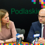 Od prawej: marszałek Artur Kosicki i rzecznik Izabela Smaczna-Jórczykowska za stołem prezydialnym.