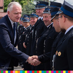 Premier Jarosław Gowin wita się ze strażakami z gminy Czyże