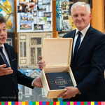Premier Jarosław Gowin po prawej, odbiera pamiątkowe albumy o gminie Czyże z rąk wójta gminy Jerzego Wasiluka