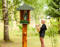 Warsztaty waltornistów w Teremiskach 2019 - dziewczyna z waltornią gra przy leśnej kapliczce