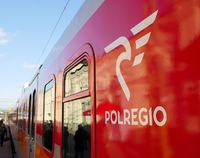 Bok pociągu z wyeksponowanym logo POLREGIO.