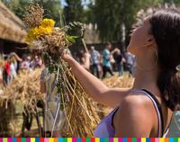Profil dziewczyny trzymającej przed sobą bukiet ze zbóż i kwiatów