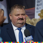 Wicemarszałek Stanisław Derehajło podczas udzielania wywiadu lokalnej telewizji. 