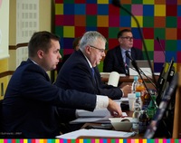Od lewej siedzą wiceprzewodniczący sejmiku Łukasz Siekierko oraz Bogusław Dębski, przewodniczący sejmiku. W oddali siedzi mężczyzna