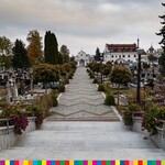 Alejka wśród nagrobków cmentarnych