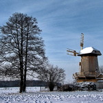 Zimowy krajobraz  z wiatrakiem.