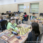 Mlodzi szachiści rozgrywają 4 pojedynki przy czterech stołach