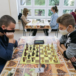 Dwóch graczy naprzeciwko siebie patrzy na szachownicę