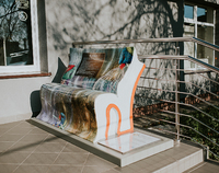 Ławka w kształcie książki stojąca przed budynkiem.