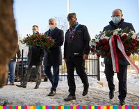 marszałek Artur Kosicki, Bohdan Paszkowski, Wojewoda Podlaski i dwaj mężczyźni składają kwiaty pod pomnikiem