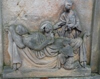Płaskorzeźba na nagrobku przedstawiająca umierającego mężczyznę w otoczeniu rodziny.