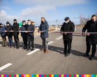 Przedstawiciele gminy, powiatu i województwa przecinają wstęgę skrzyżowaniu w Nowym Dworze