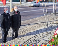 Marszałek Artur Kosicki oraz Bogusław Dębski, przewodniczący Sejmiku upamiętniają 32. rocznicę katastrofy kolejowej w Białymstoku