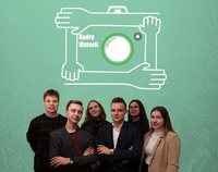 Grafika ukazująca grupę młodzieży oraz ułożone dłonie tworzące aparat