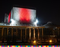 Budynek Opery i Filharmonii Podlaskiej oświetlony w biało-czerwono-białych barwach.