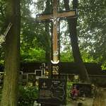 Krzyż na cmentarzu. Widoczny na nim symbol Polski Podziemnej oraz tablica z Polską w przedwojennych granicach