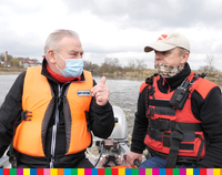 Wicemarszałek Marek Olbryś płynie z innym mężczyzną łódką motorową po rzece