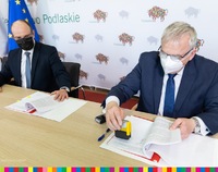 Zdjęcie z podpisania umowy w sprawie sfinansowania budowy oddziału neurologii w zambrowskim szpitalu