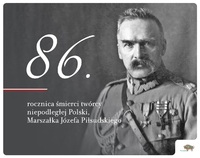 Czarno-biała fotografia Marszałka Józefa Piłsudskiego oraz informacja o 86. rocznicy jego śmierci