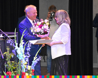 Wicemarszałek Marek Olbryś wręczył kwiaty przewodniczącej Rady Alicji Konopce