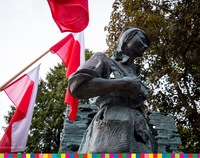 Pomnik Inki w Białymstoku. W tle polskie flagi.