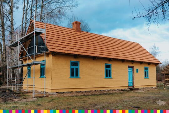 Wiejski dom z połowy XX wieku. 