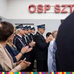 strażacy w mundurach galowych stoją przed budnynkiem OSP Sztabin