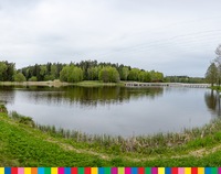 Widok na zalew Czapielówka w Czarnej Białostockiej. Wokół wody trawa, lasy, zieleń...