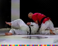 Zawodnicy judo walczą ze sobą na macie