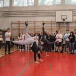 młodzież na sali gimnastycznej tańczy breakdance