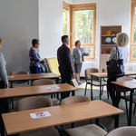 osoby uczestniczące w spotkaniu stoją w sali lekcyjnej