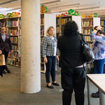osoby uczestniczące w wydarzeniu znajdują się w bibliotece